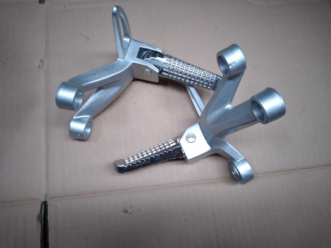 Cặp gác chân sau exciter, raider có sẵn chân nhôm