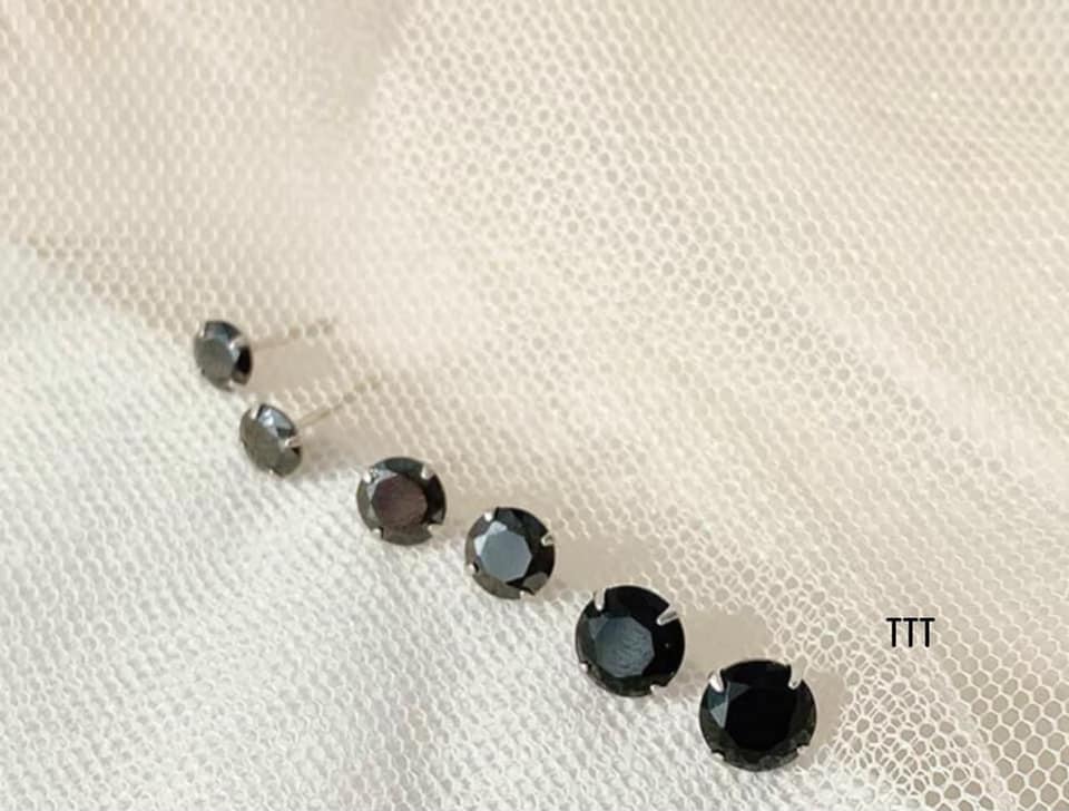 1 chiếc nụ tai bạc đá đen