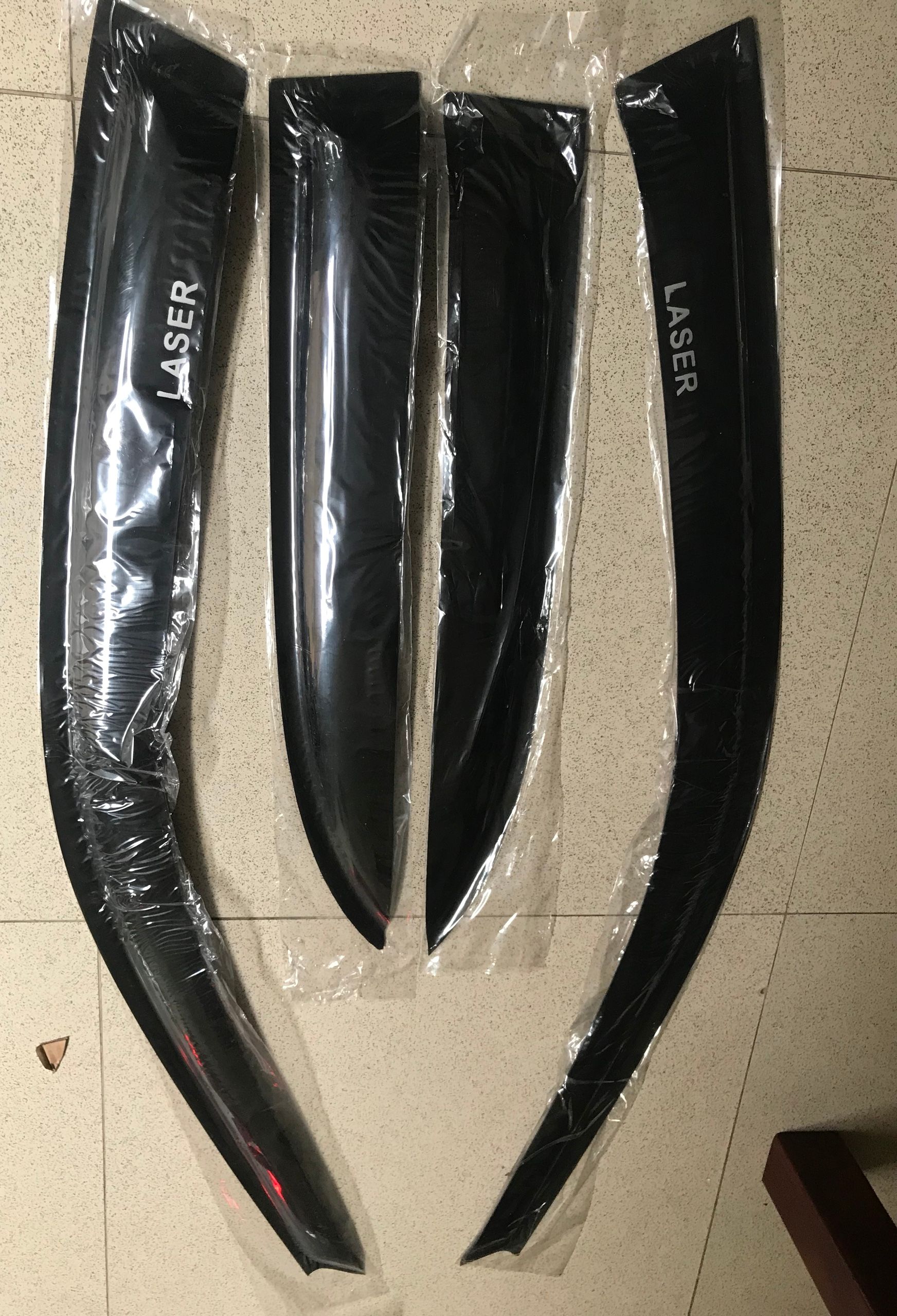 Bộ vè mưa đen xe Ford laser.