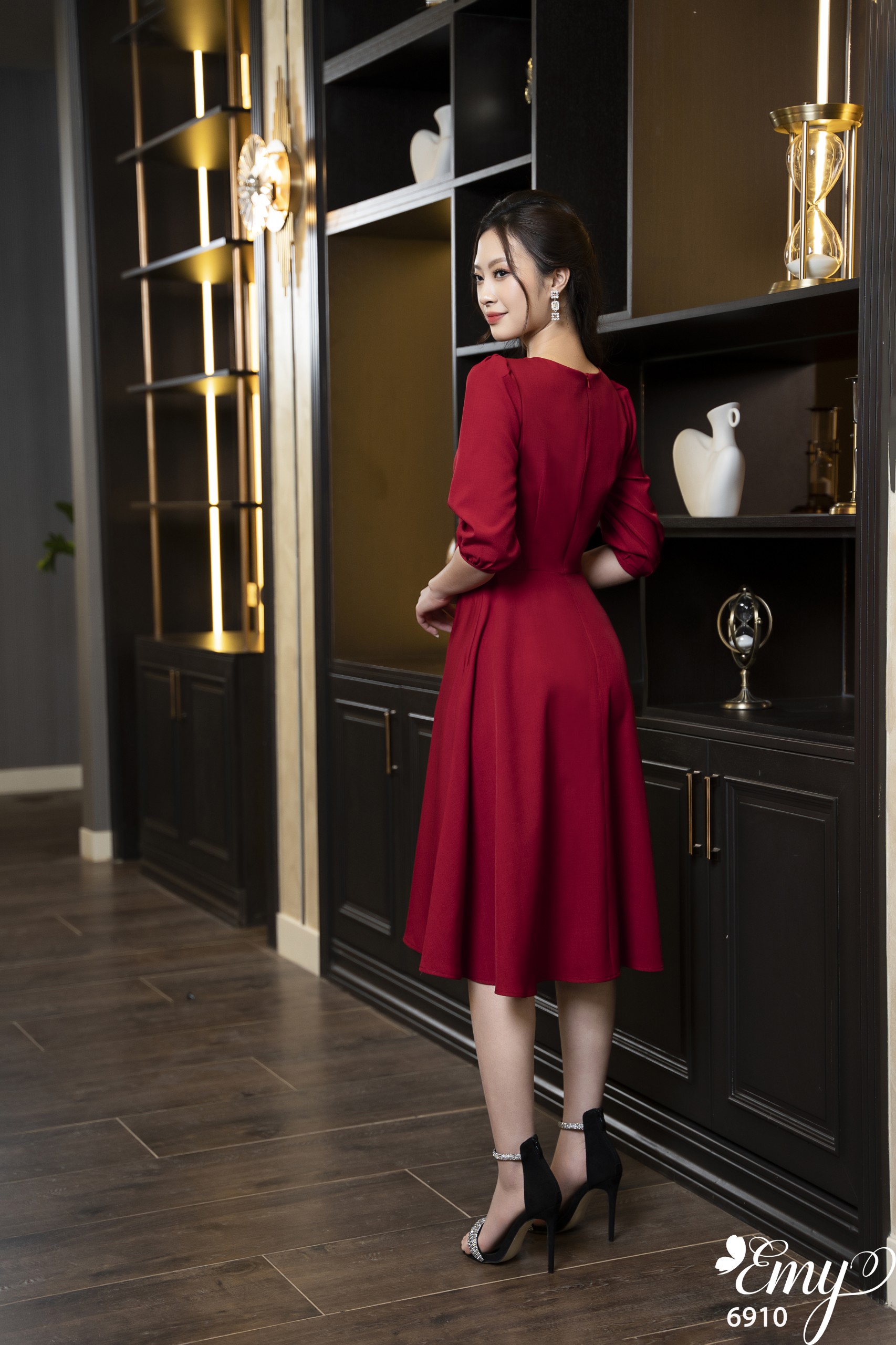 Đầm EMY EM6910 Xoè Đỏ Cổ Lệch