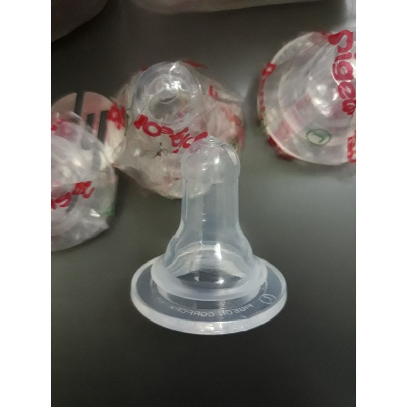 Núm ti silicone cổ hẹp Pigeon S / M / L combo2núm