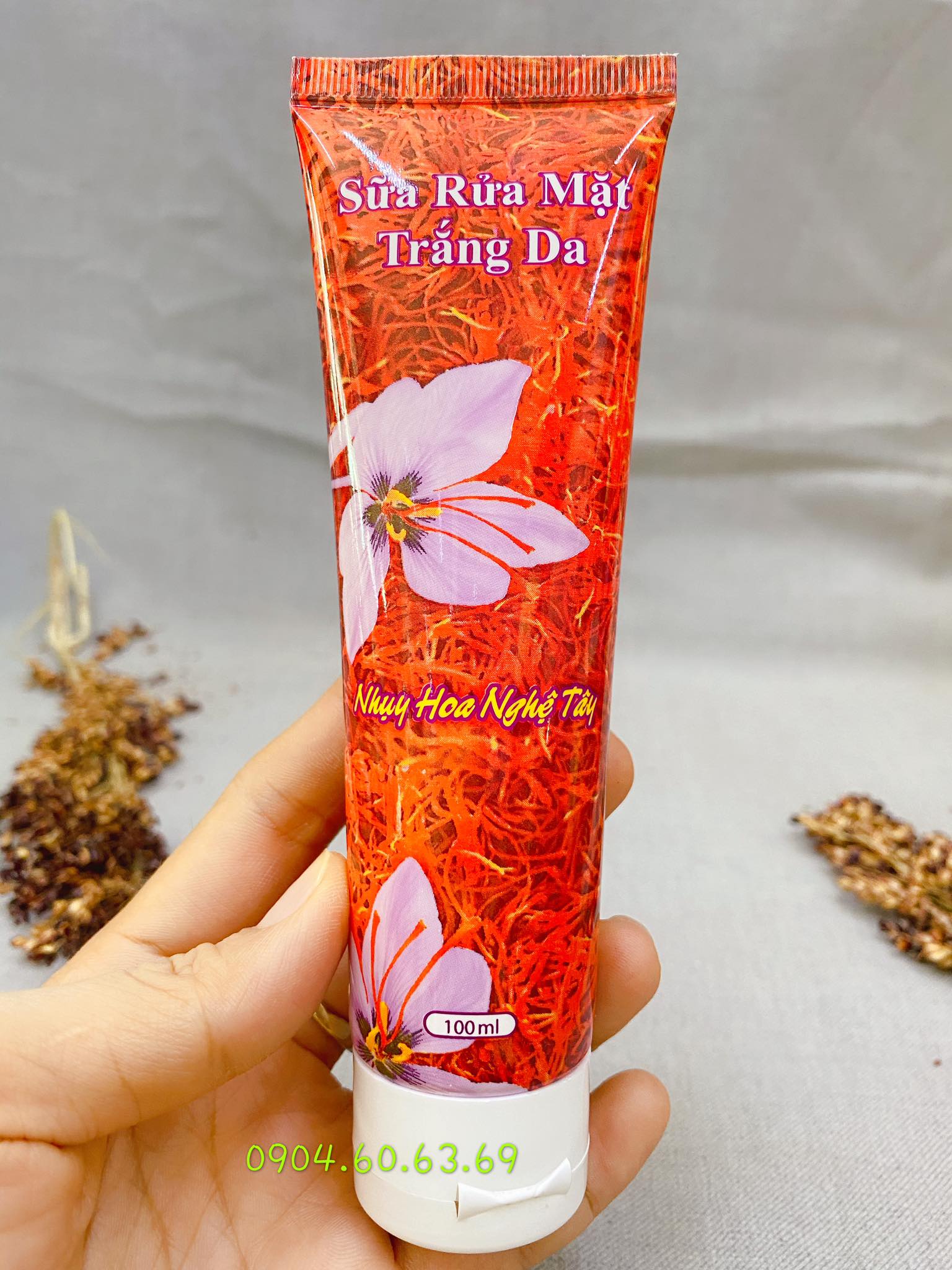 Sửa rửa mặt trắng da nhụy hoa nghệ tây 100ml nguyễn dương