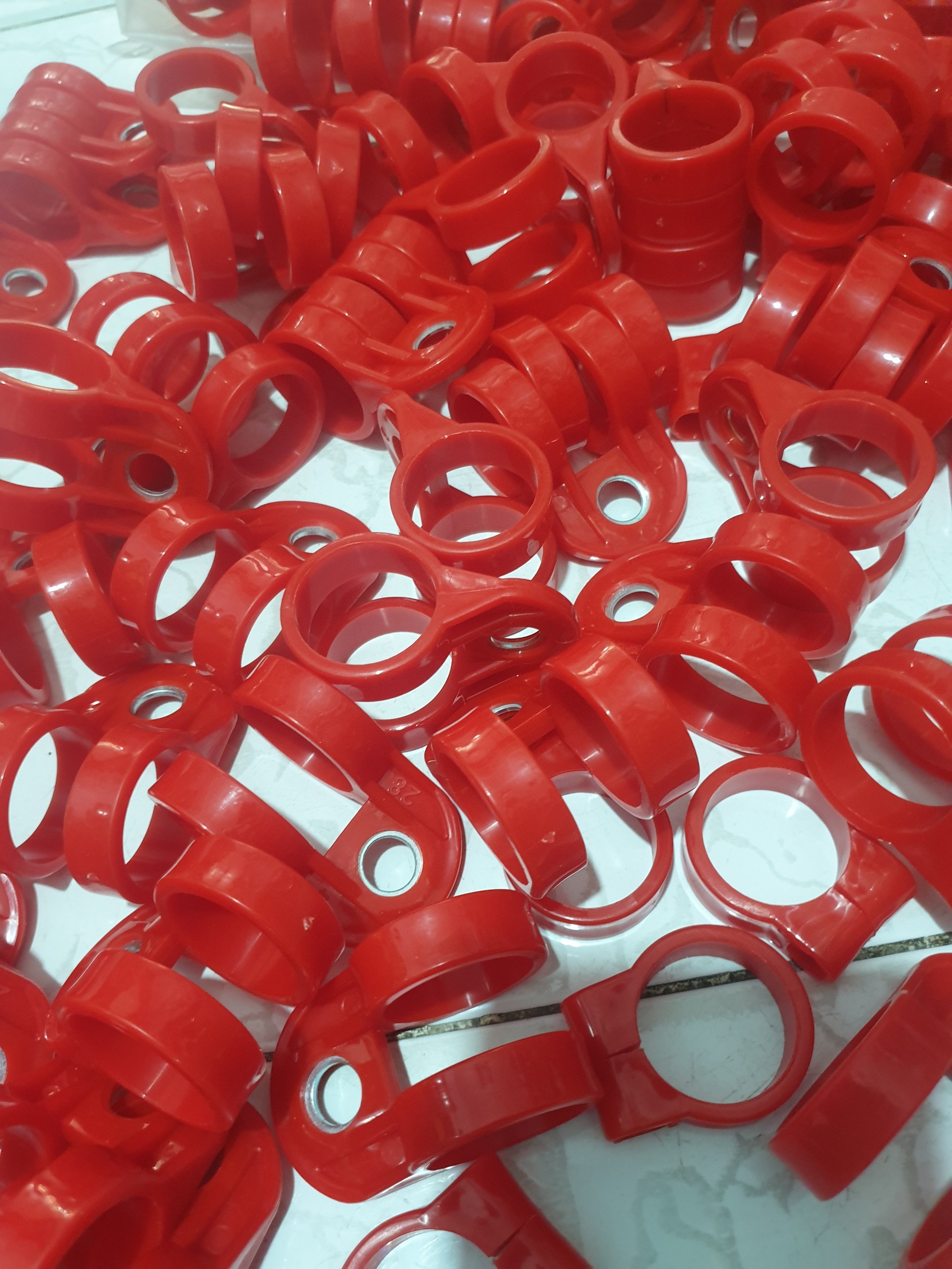 (2 CÁI- NHỰA) MÓC DÂY ĐEO MÁY CẮT CỎ. phi 28mm - 26mm