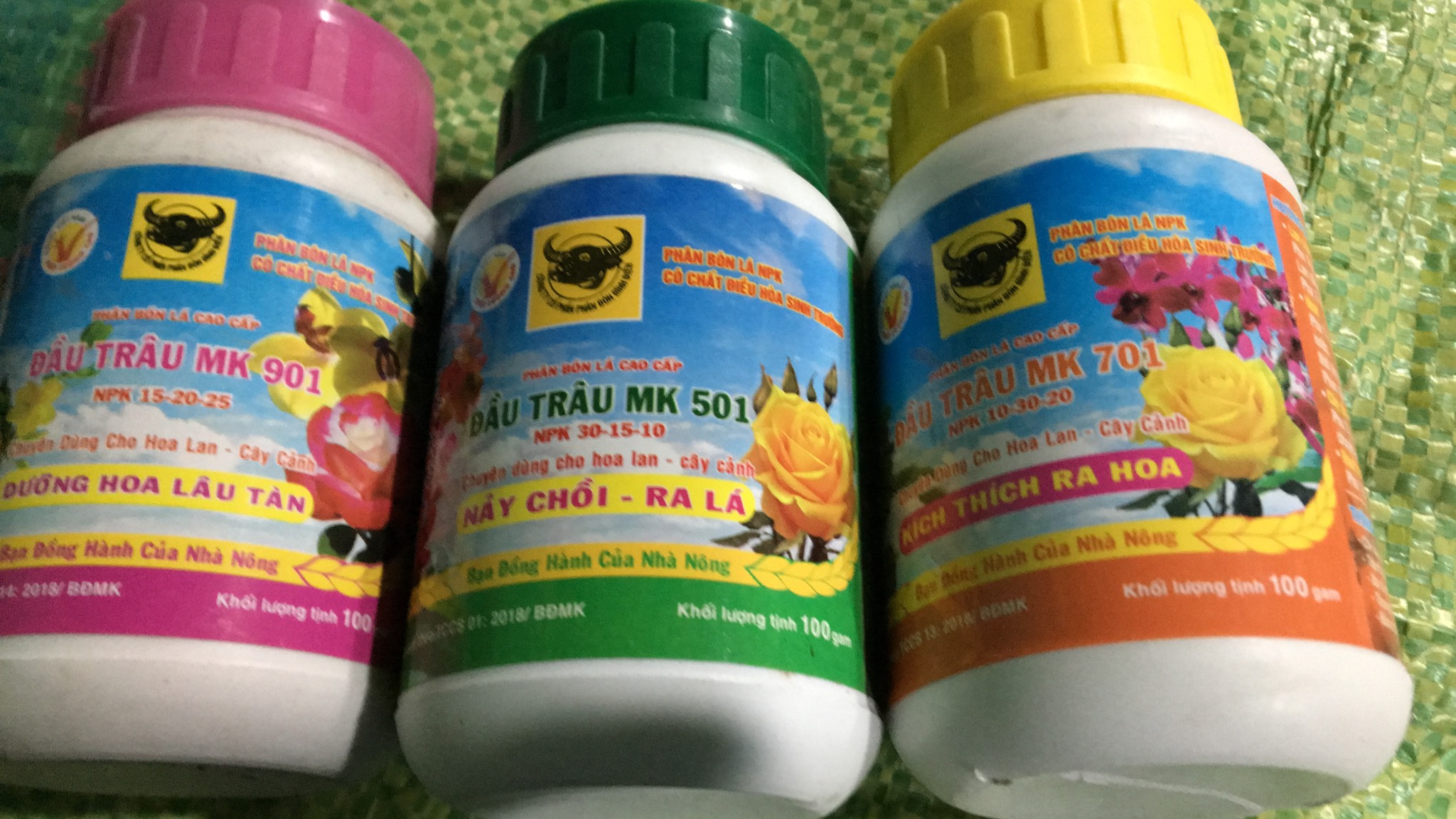 Phân bón đầu trâu 701 thúc đẩy quá trình ra hoa lọ 100gr