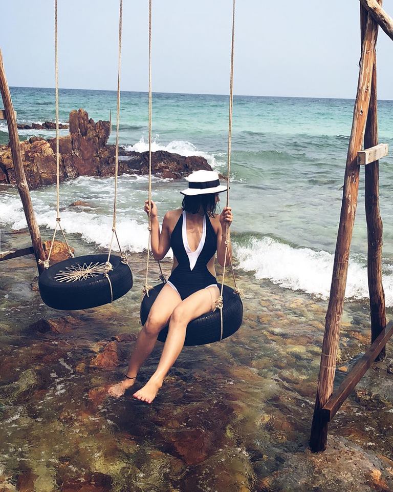 Bikini 1 mảnh cut out đen viền trắng sang chảnh