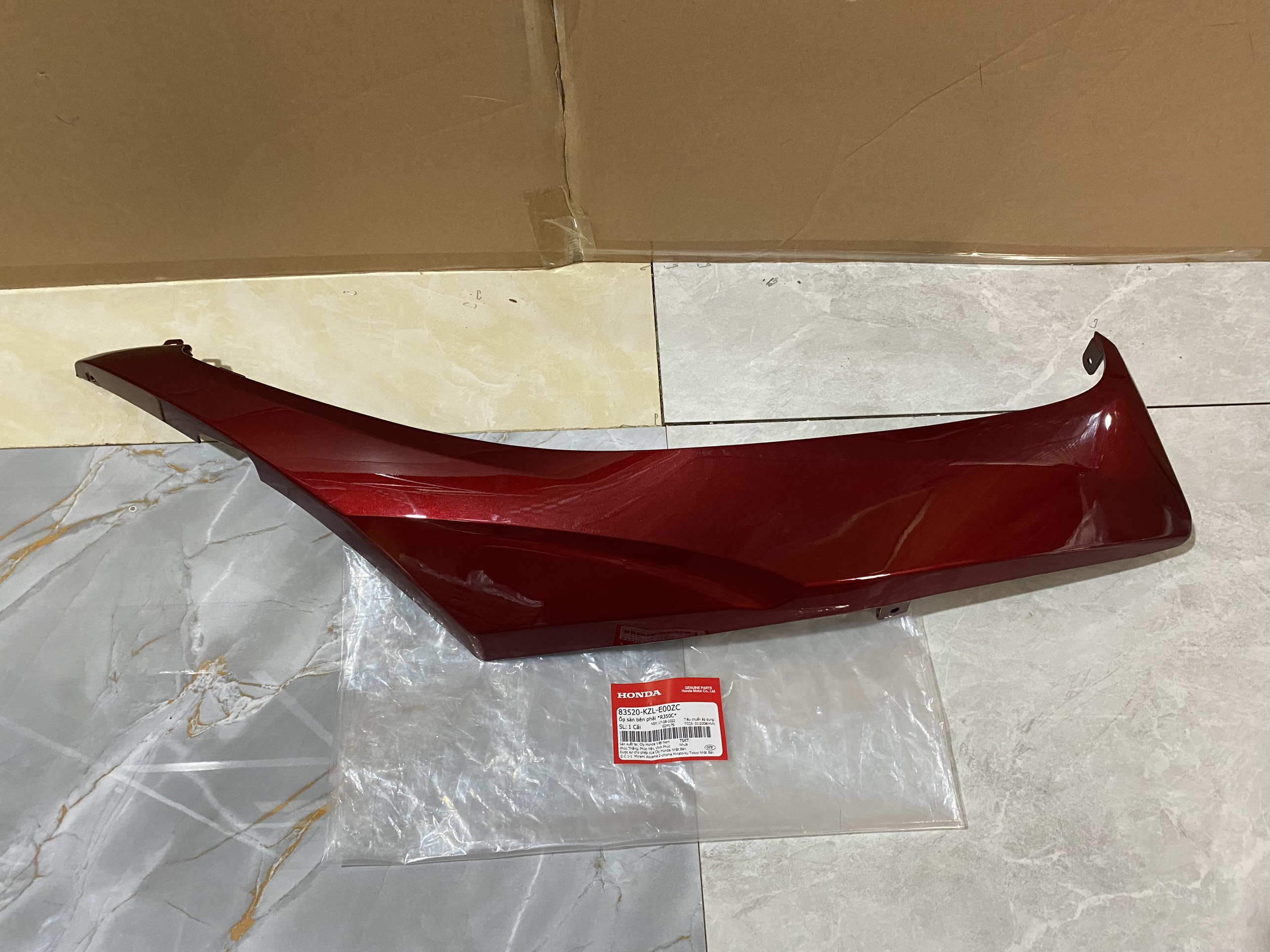 Ốp sàn bên phải *R350C* vision cũ 2012-2014 ( 83520KZLE00ZC)