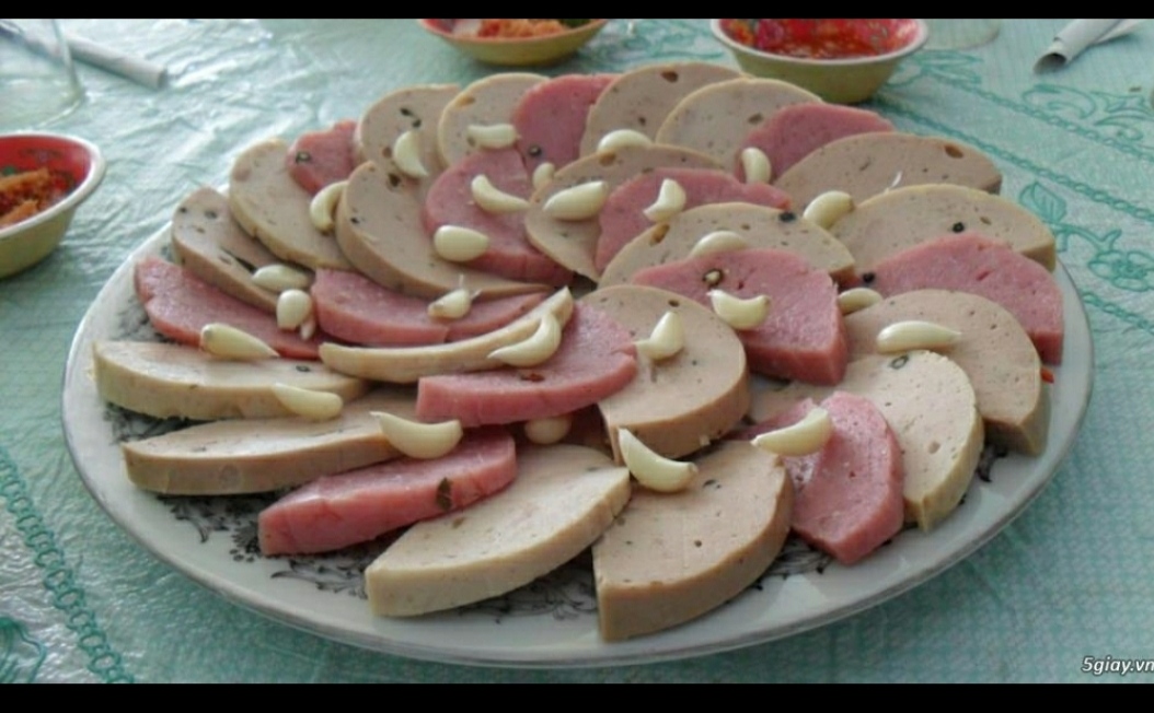 1 CHẢ LỤA CÔ 3 ĐẶC SẢN BÌNH ĐỊNH (1 CÂY 0.5KG luon lá)