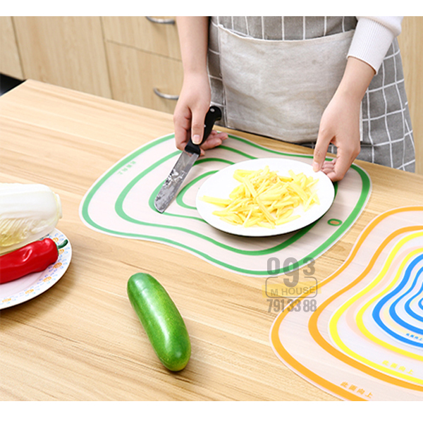 Flexible plastic cutting board.