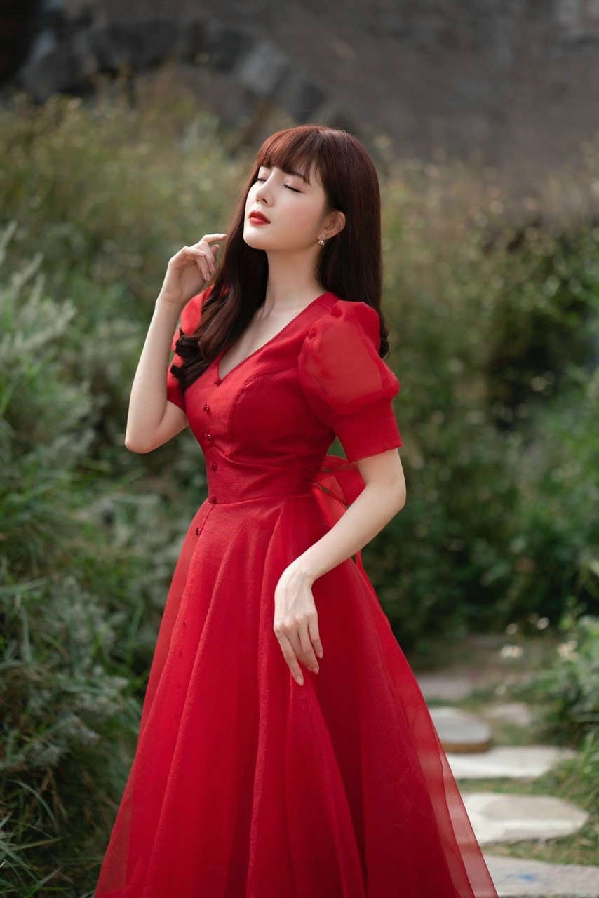 ĐẦM XOÈ TAY PHỒNG ĐÍNH NÚT BỌC
