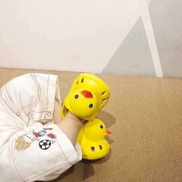 Dép vịt vàng ngộ nghĩnh cho bé
