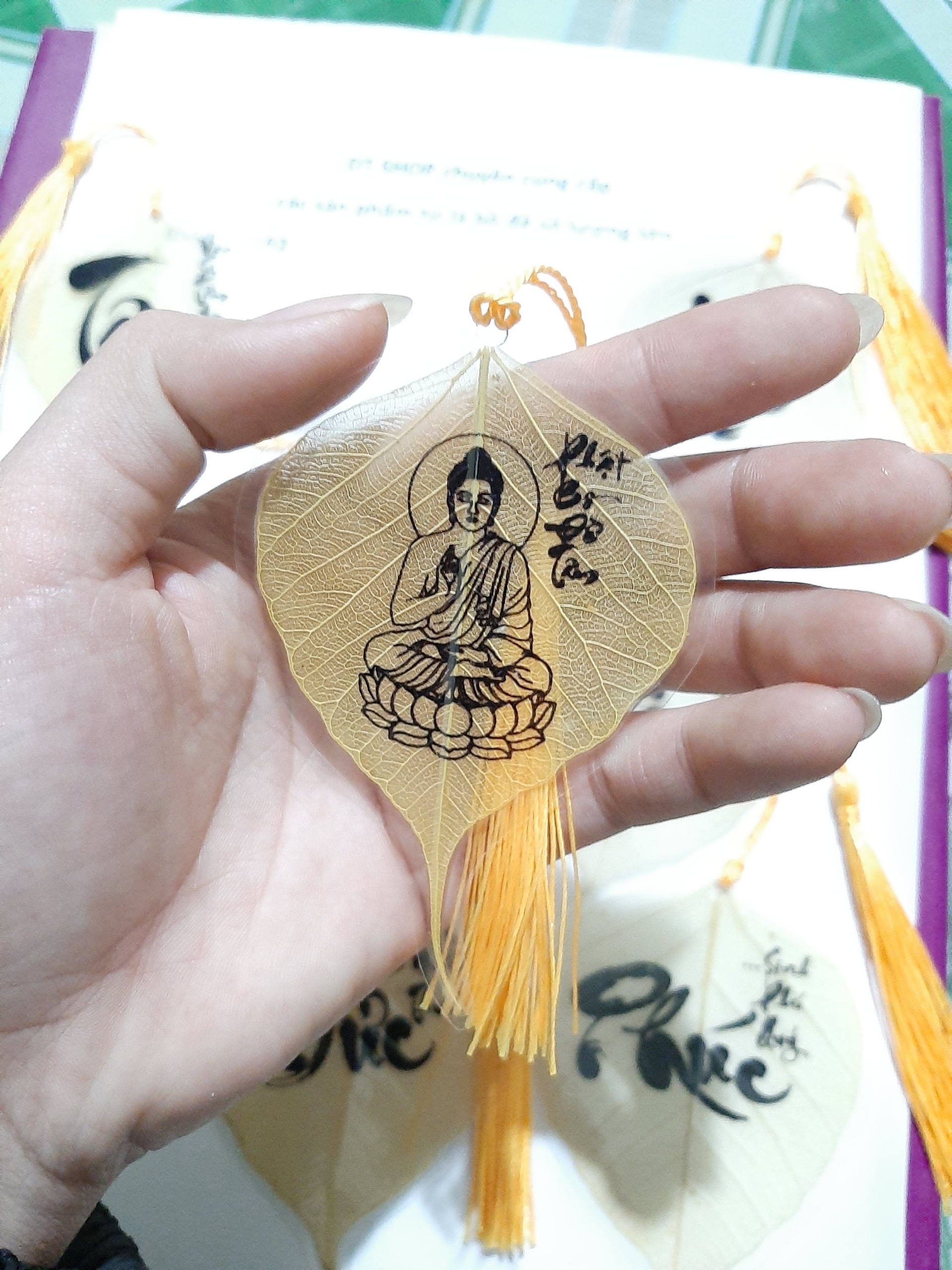 Lá bồ đề chữ thư pháp cầu may mắn