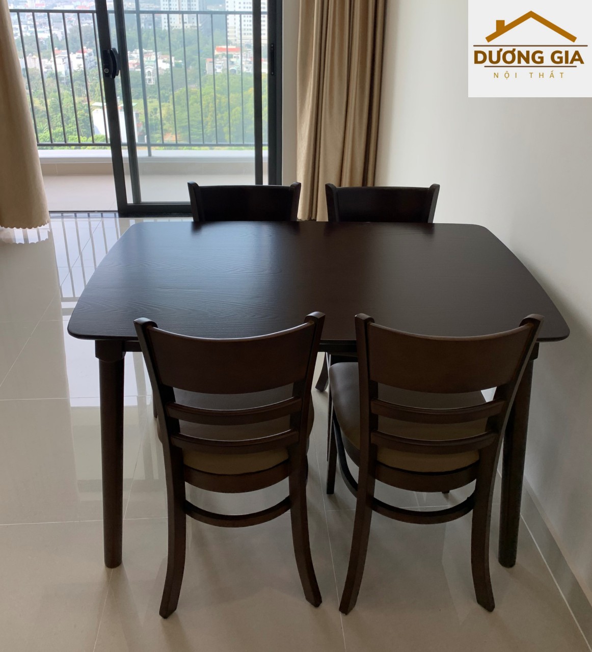 Bàn và 4 ghế ăn gia đình