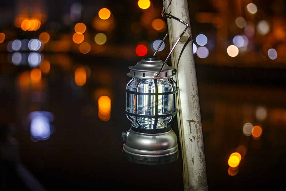 đèn bão LED cắm trại du lịch dùng pin AA
