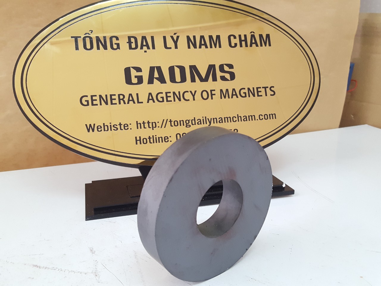 Nam châm đen 100x20 lỗ 40mm