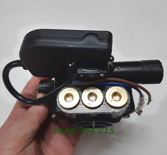 Bưởng 3 ốc đầu nén máy rửa xe