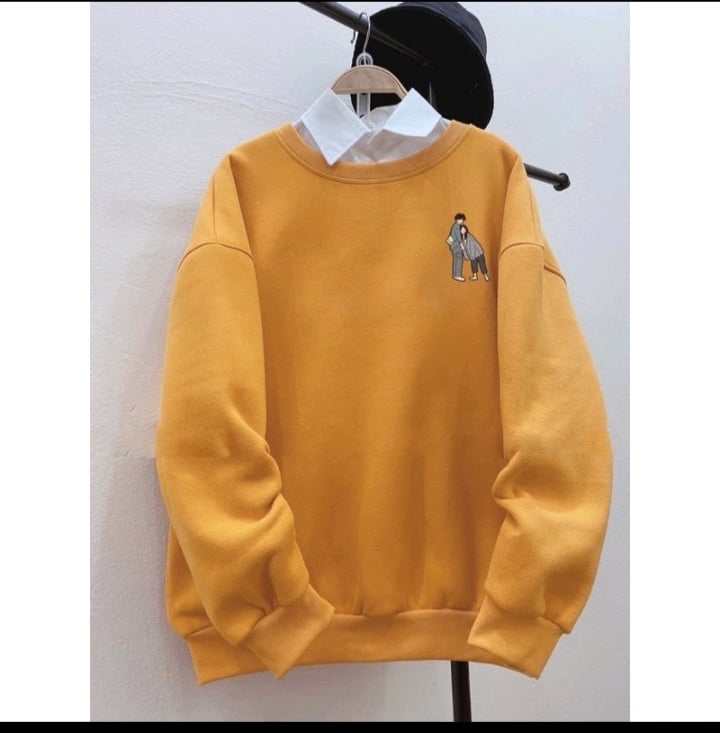 ÁO nỉ sweater  màu vàng in hình đôi bạn  ( trọng lượng từ 40kg đến 65kg)