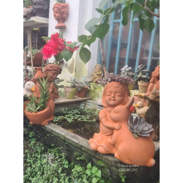 Chậu đất nung Bình Dương bé gái ôm thỏ
