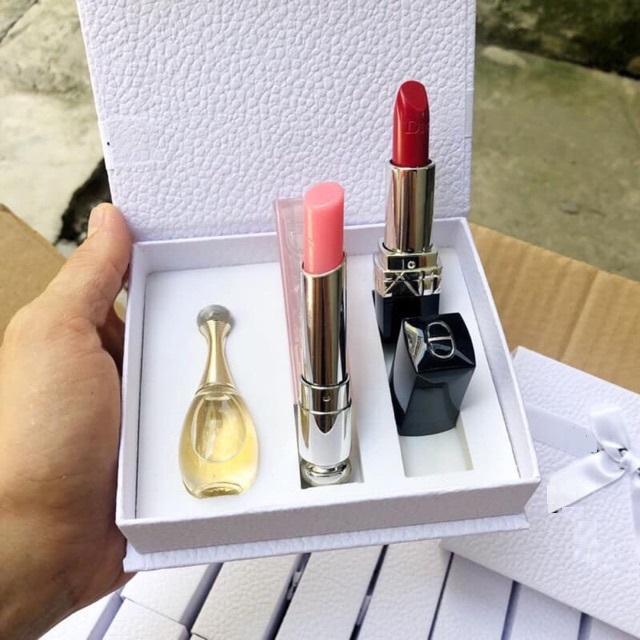 Set son và nước hoa làm quà tặng