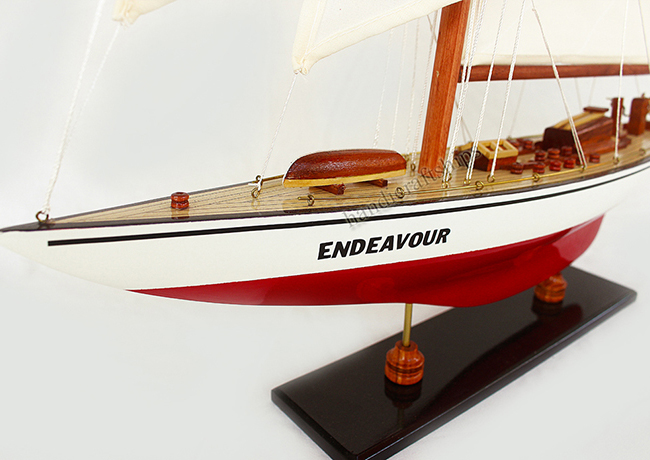 Thuận buồm xuôi gió Thuyền Endeavour 50cm (Đỏ - Trắng)