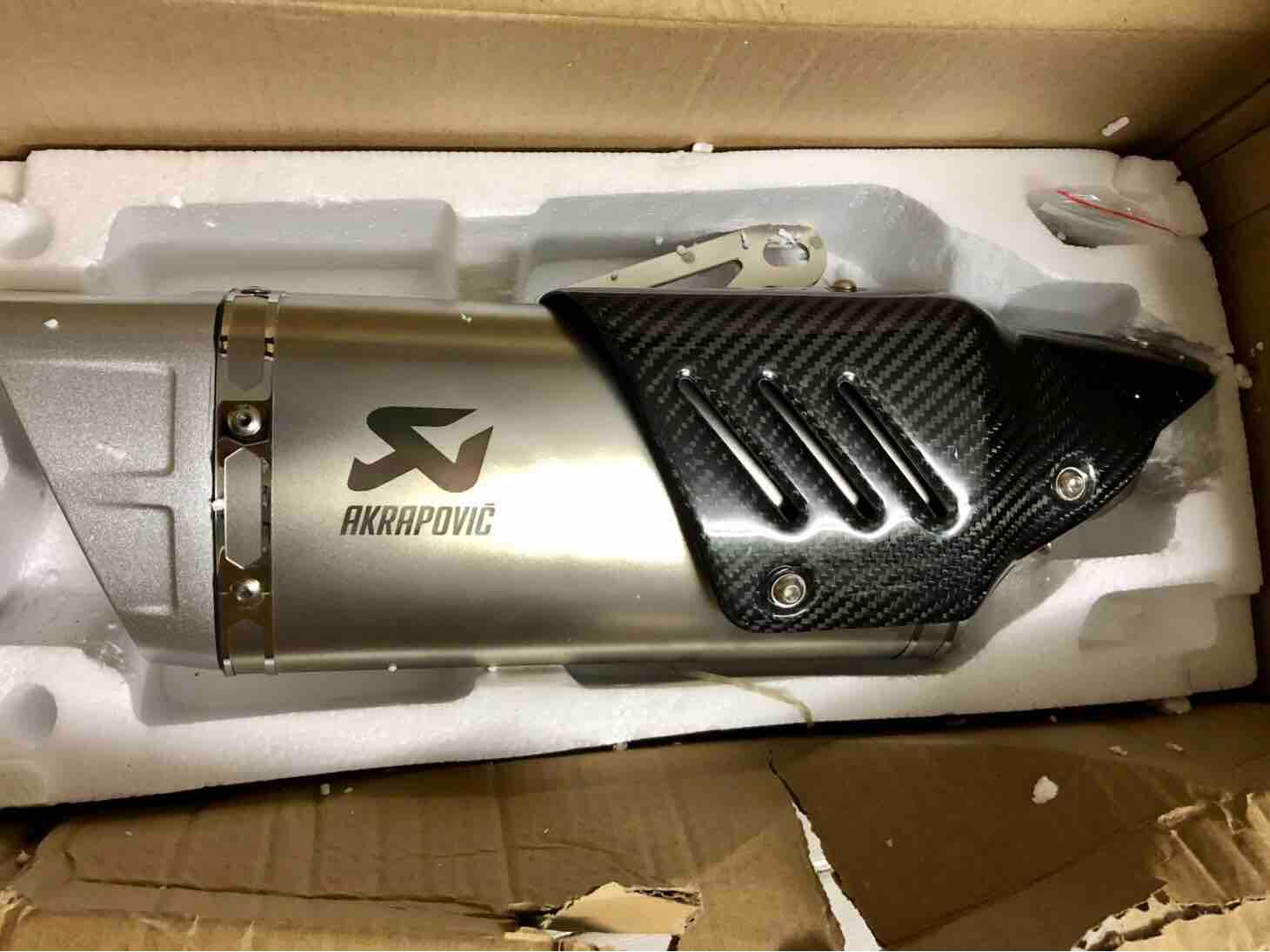 Lon Pô AKRAPOVIC R1