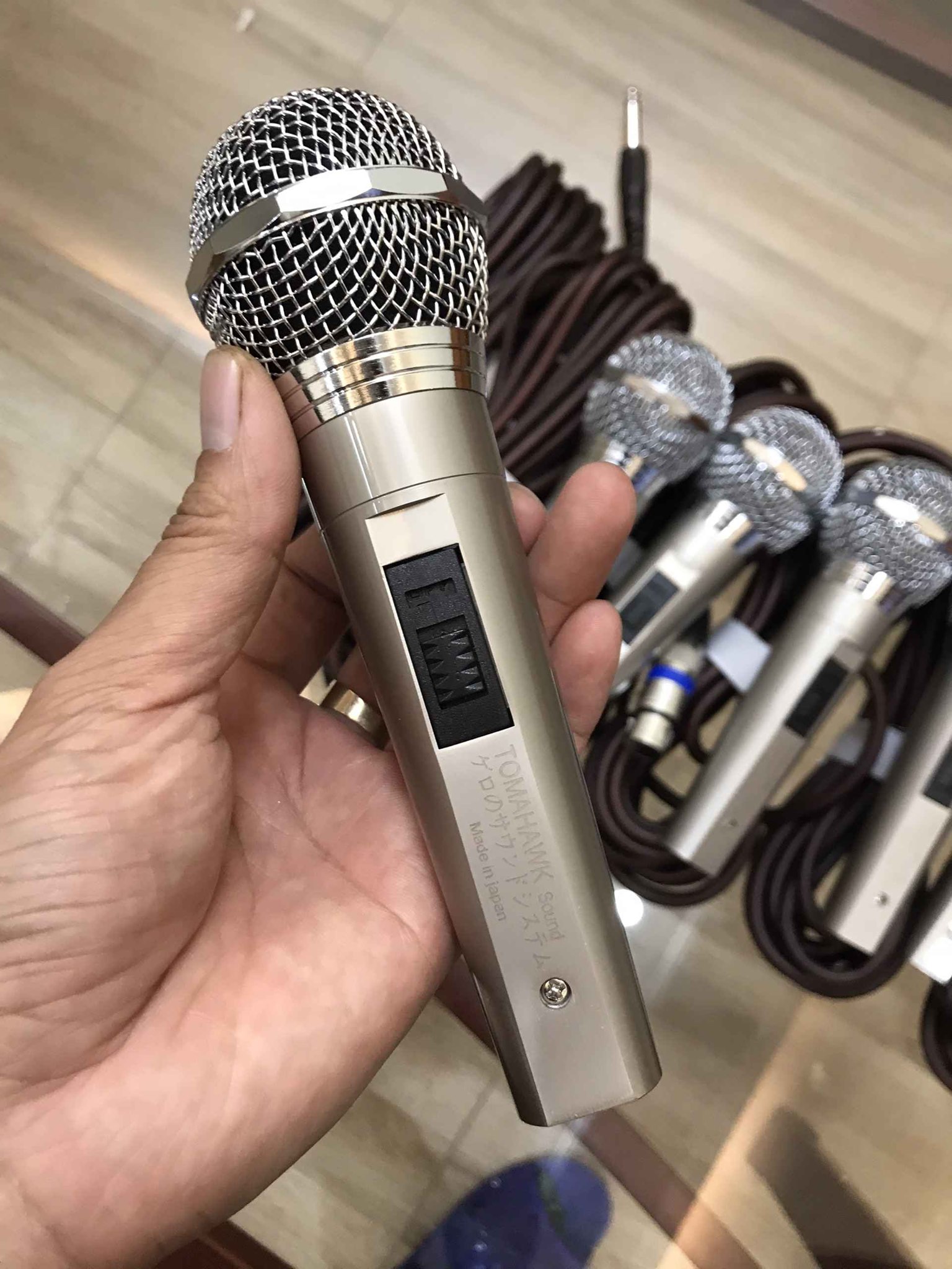 Tomahawk Japanese Landing Microphone, Most Popular Wired Microphone, Inox Body is Beautiful and Relatively New Up to 95%, Mechanical Switch Gat Up, Slide Down Easy to Use, Cord Length More than 6m, Safe Run 1 Year Nationwide.