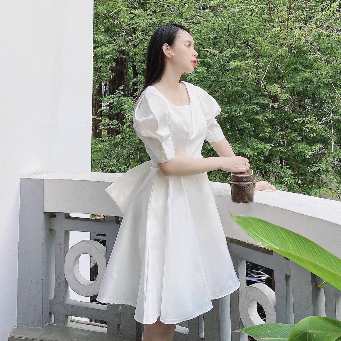 Đầm trắng cổ vuông nơ sau