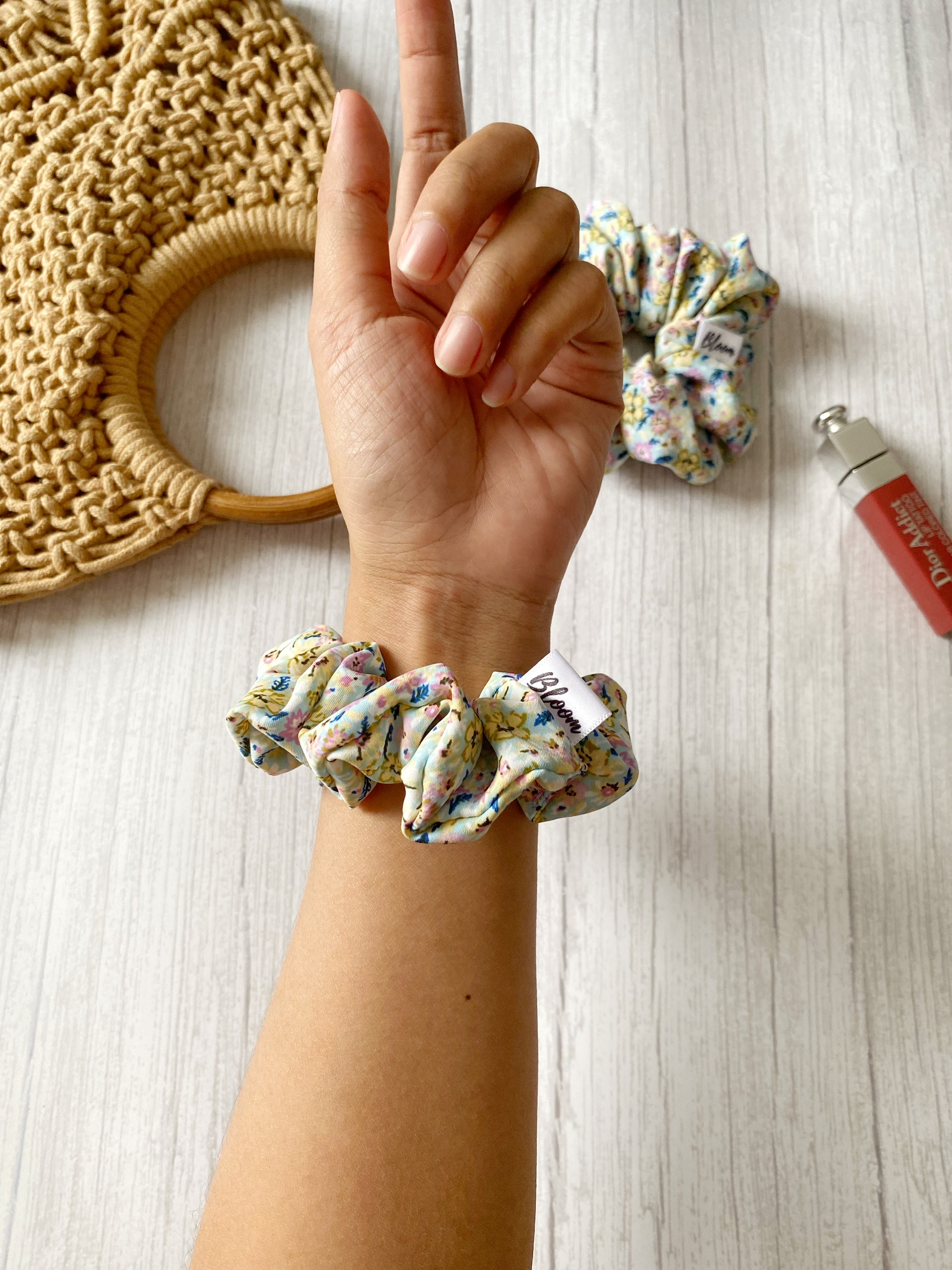Dây cột tóc lụa mango hoa nhí nền xanh mint Mini_Scrunchies