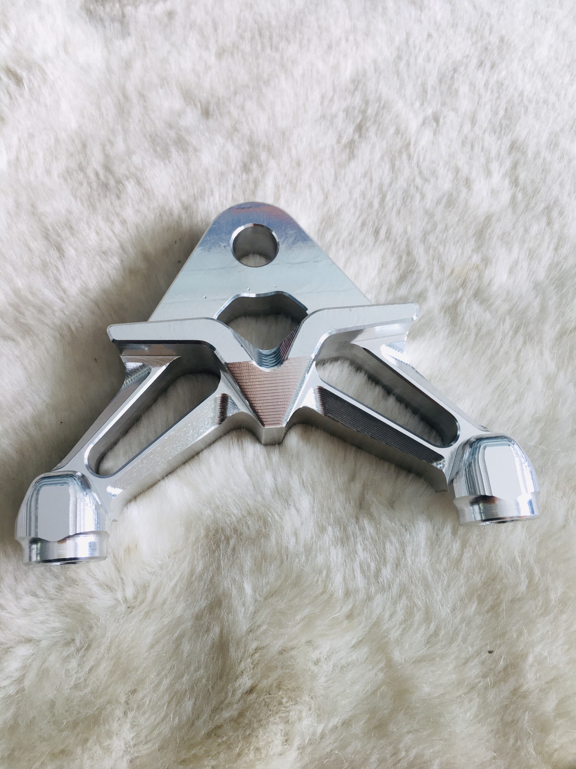Pát sau ex135/150 gắn heo dầu brcmbe 4 lỗ trụ 10mm, khoảng cách 2 lỗ trụ 100m heo dầu 50a pát cnc