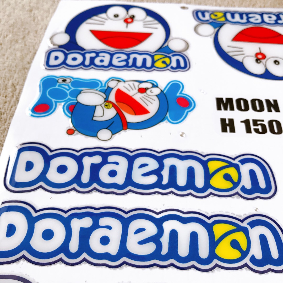 (HCM) TEM PHỦ NHỰA HOẠT HÌNH DOREMON DÁN XE MÁY (MẪU DOREMON CHỮ)