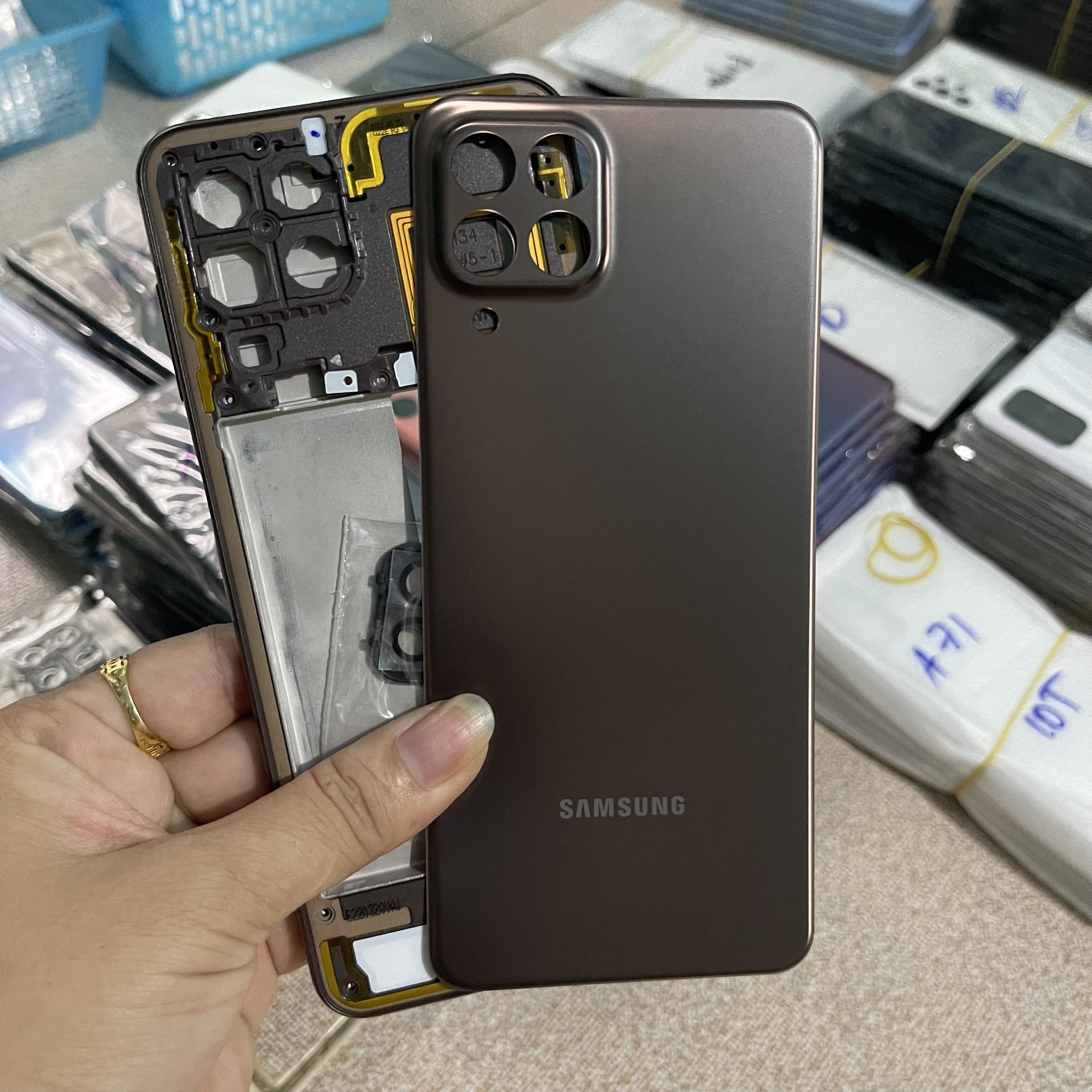 Bộ vỏ samsung m33 zin có kính cam
