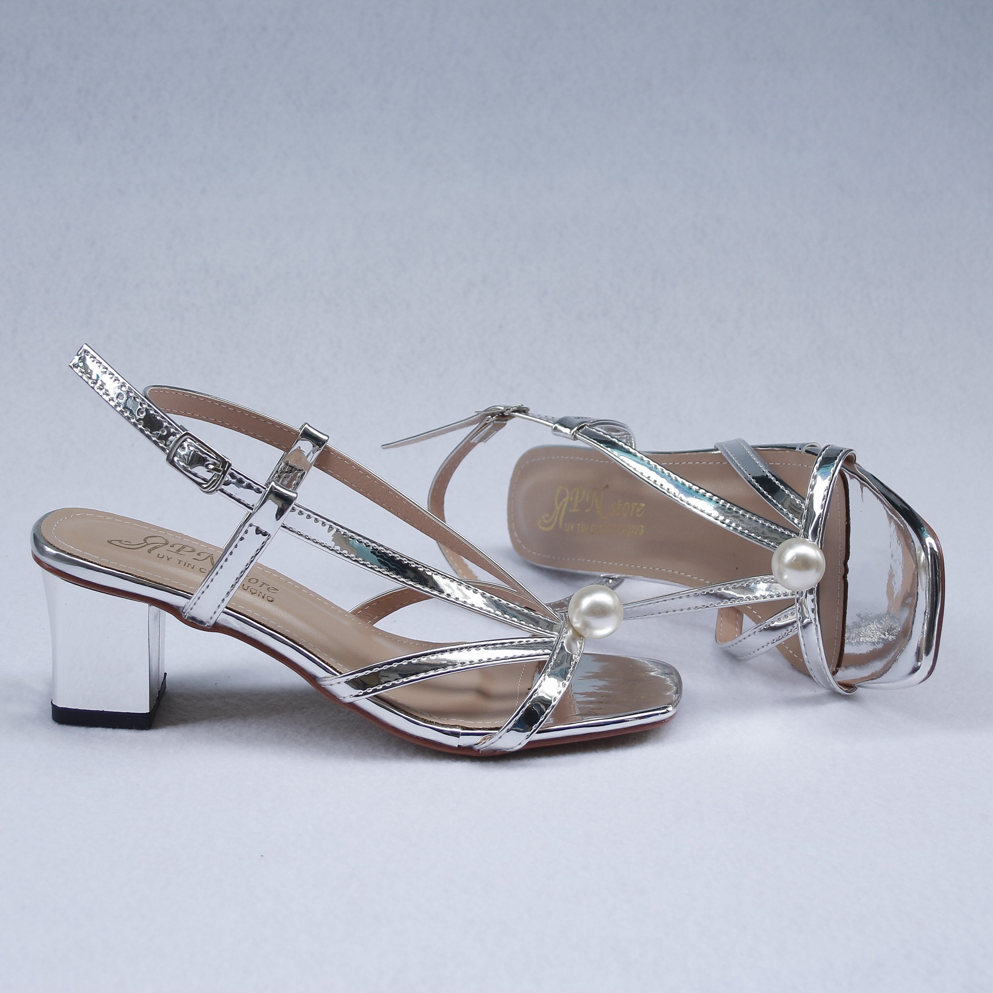 Giày sandal nữ cao gót vuông 5p quai mảnh ngang chéo đính 1 hạt châu to - SD102
