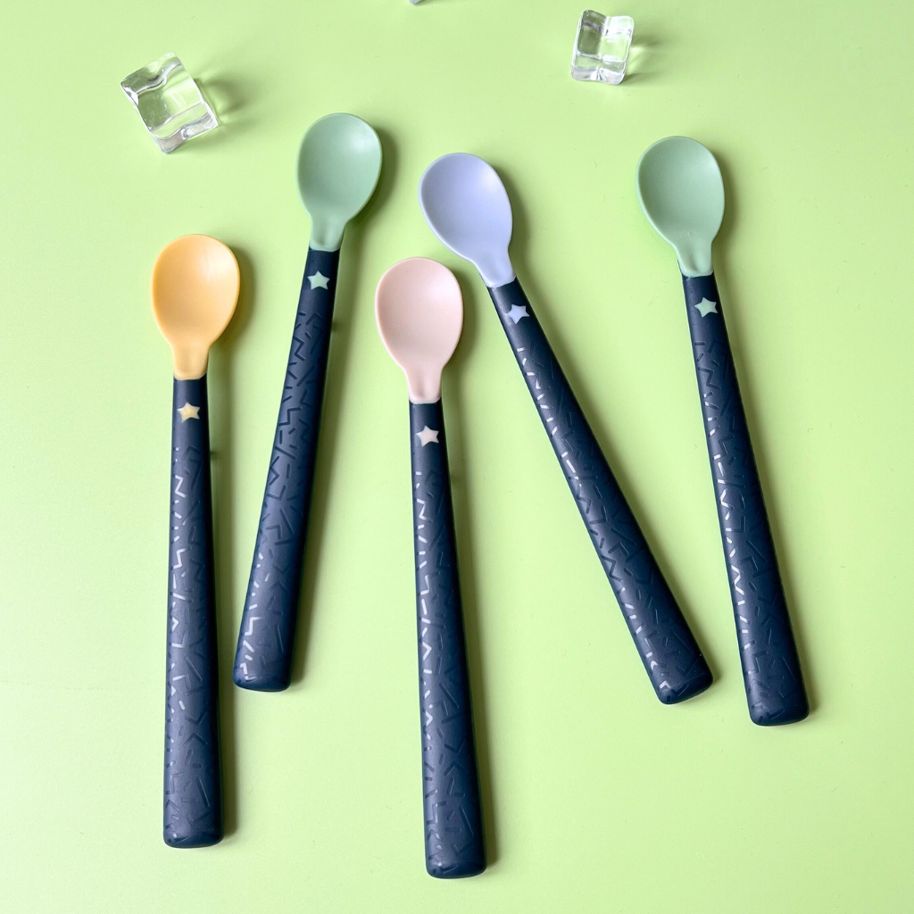 Tommee Tippee Softee Baby Feeding Spoons, for Babies from 4 Months - Set of 5 Spoons, Individual (Random Color Delivery)