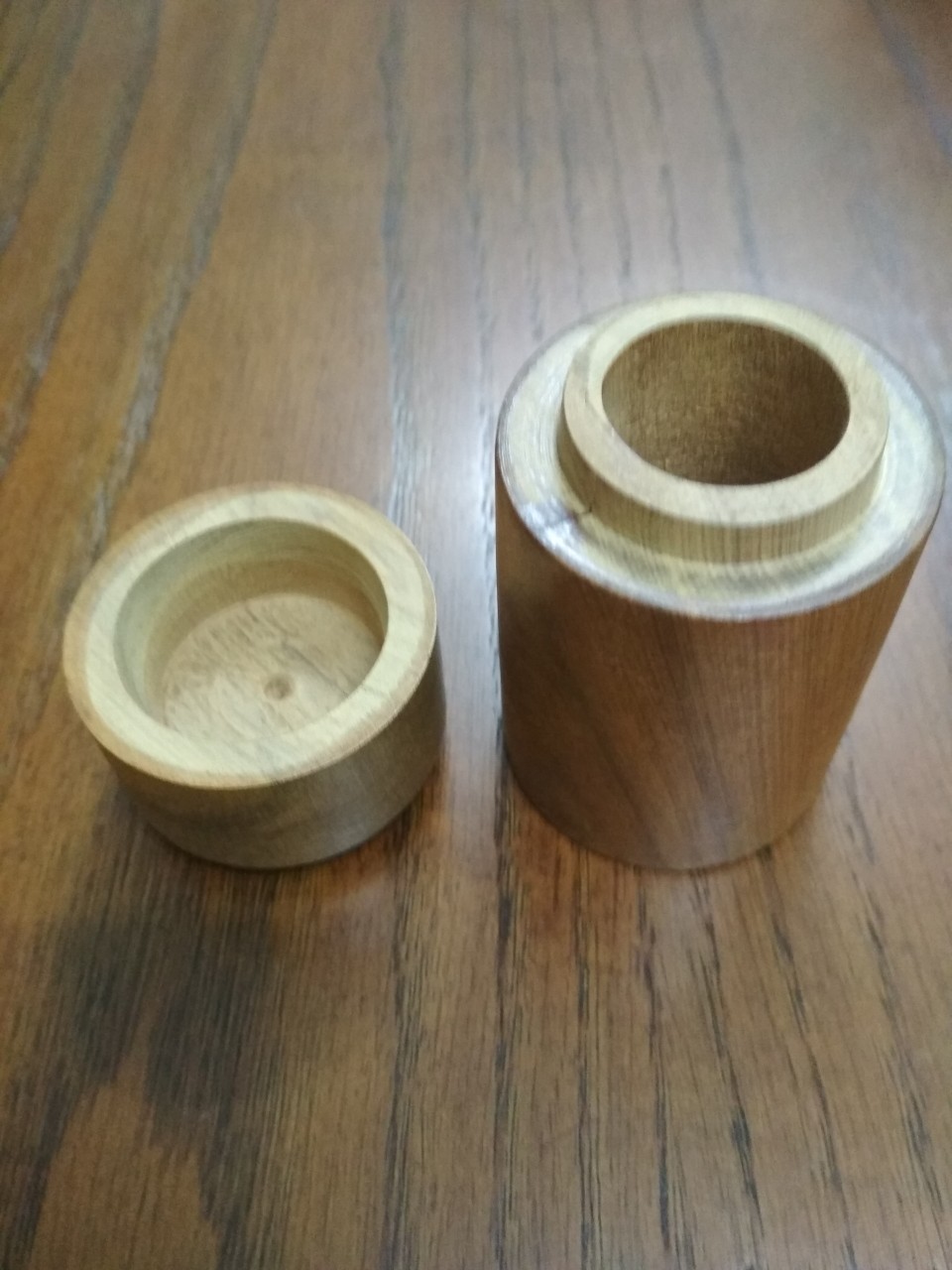 Lọ đựng tăm gỗ bách xanh hình trụ.