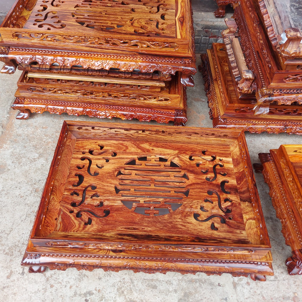 KHAY TRÀ CHÂN QUỲ GỖ CẨM CAO CẤP