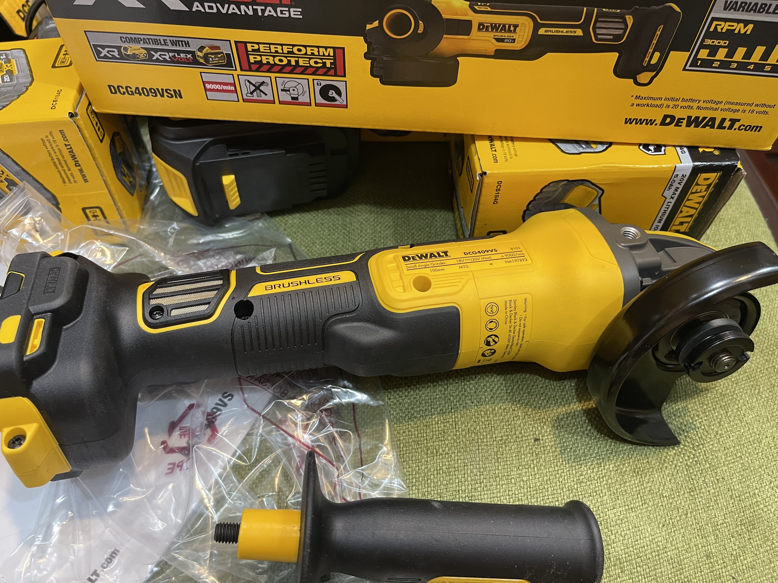 Máy mài pin dewalt dcg409vsn-b1