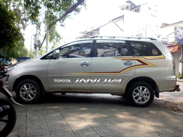 Tem dán sườn xe innova