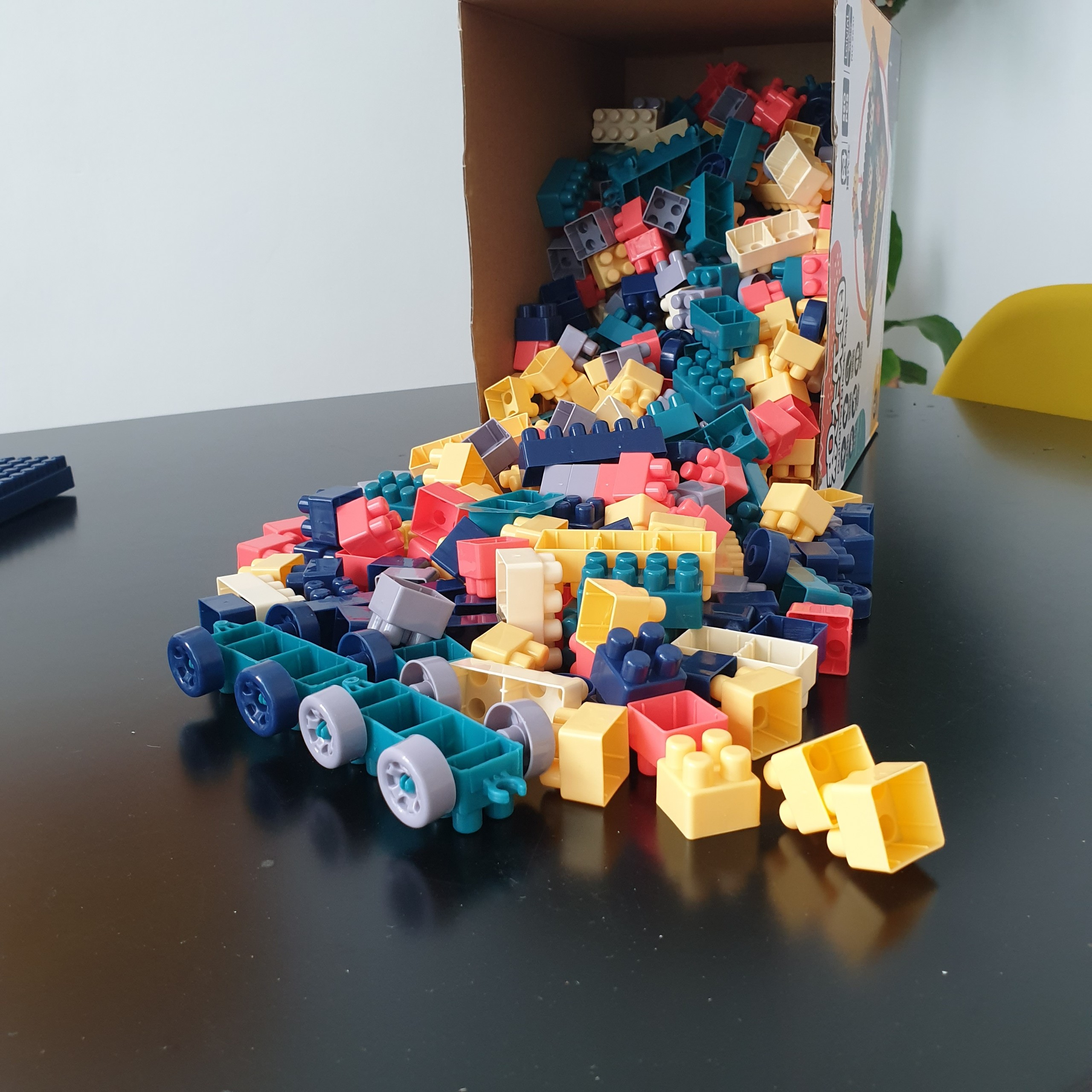 520-piece Lego set, develops baby's intelligence