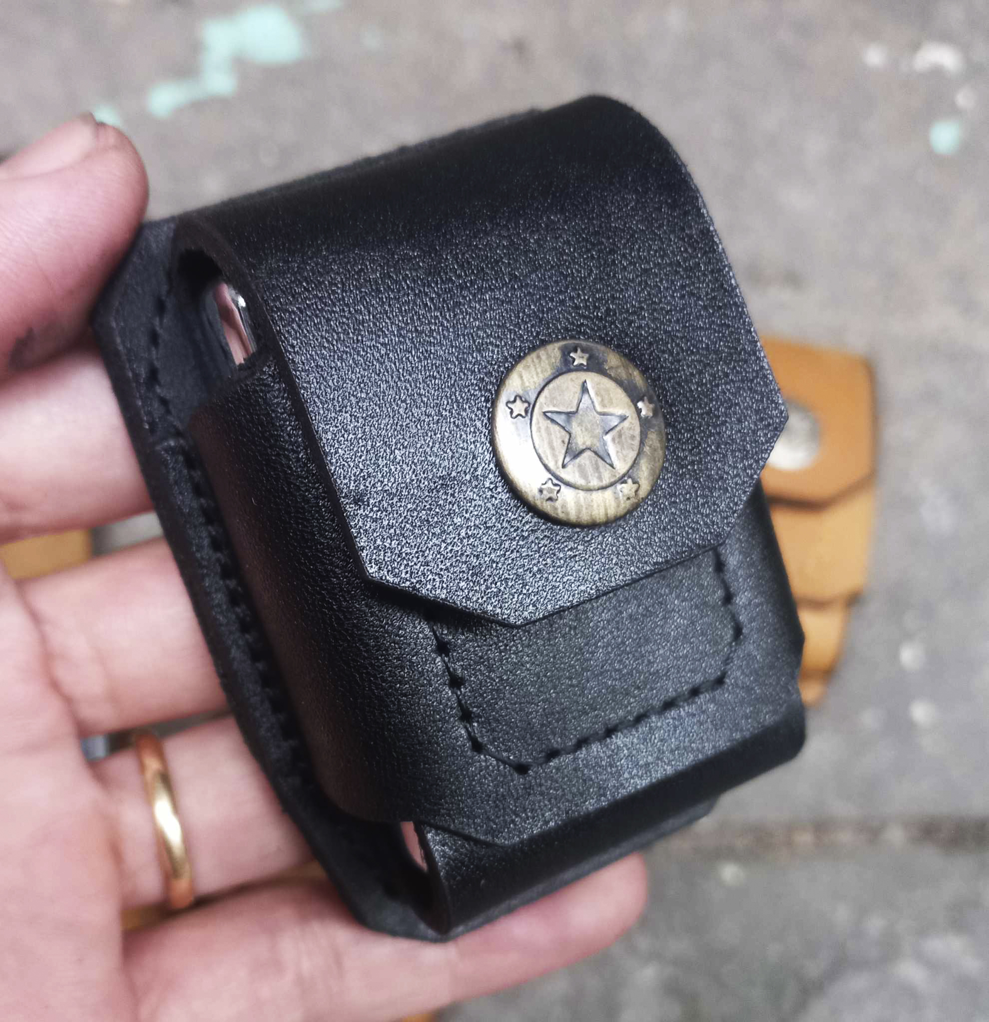 BAO DA ĐỰNG ZIPPO ĐEO HÔNG