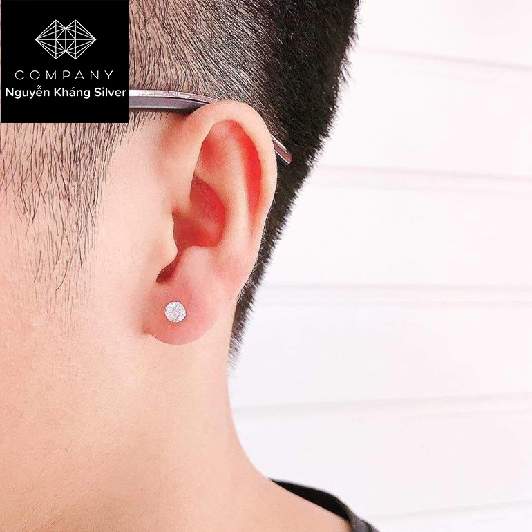 1 chiếc nụ tai bạc gắn đá đen, trắng