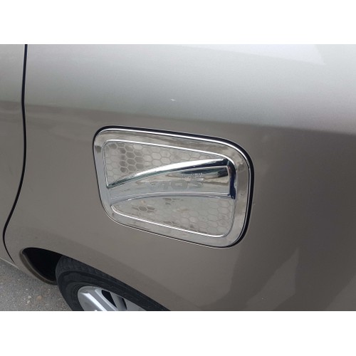 Ốp trang trí nắp bình xăng Vios 2014-2019