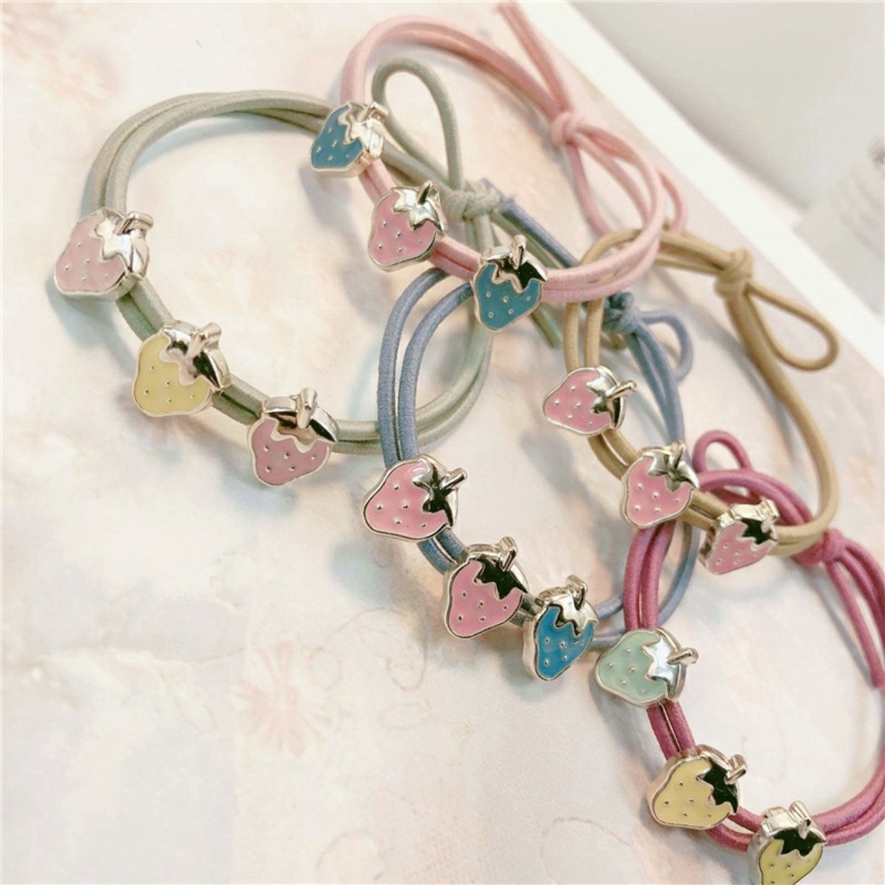 THUN  CỘT TÓC HÌNH TRÁI DÂU - 01 THUN