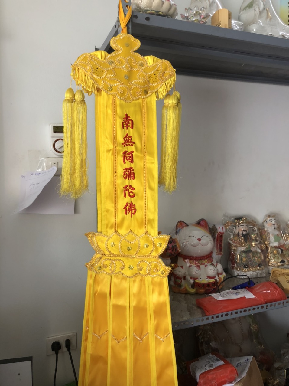 Phan treo vải vàng - phướn treo phật giáo