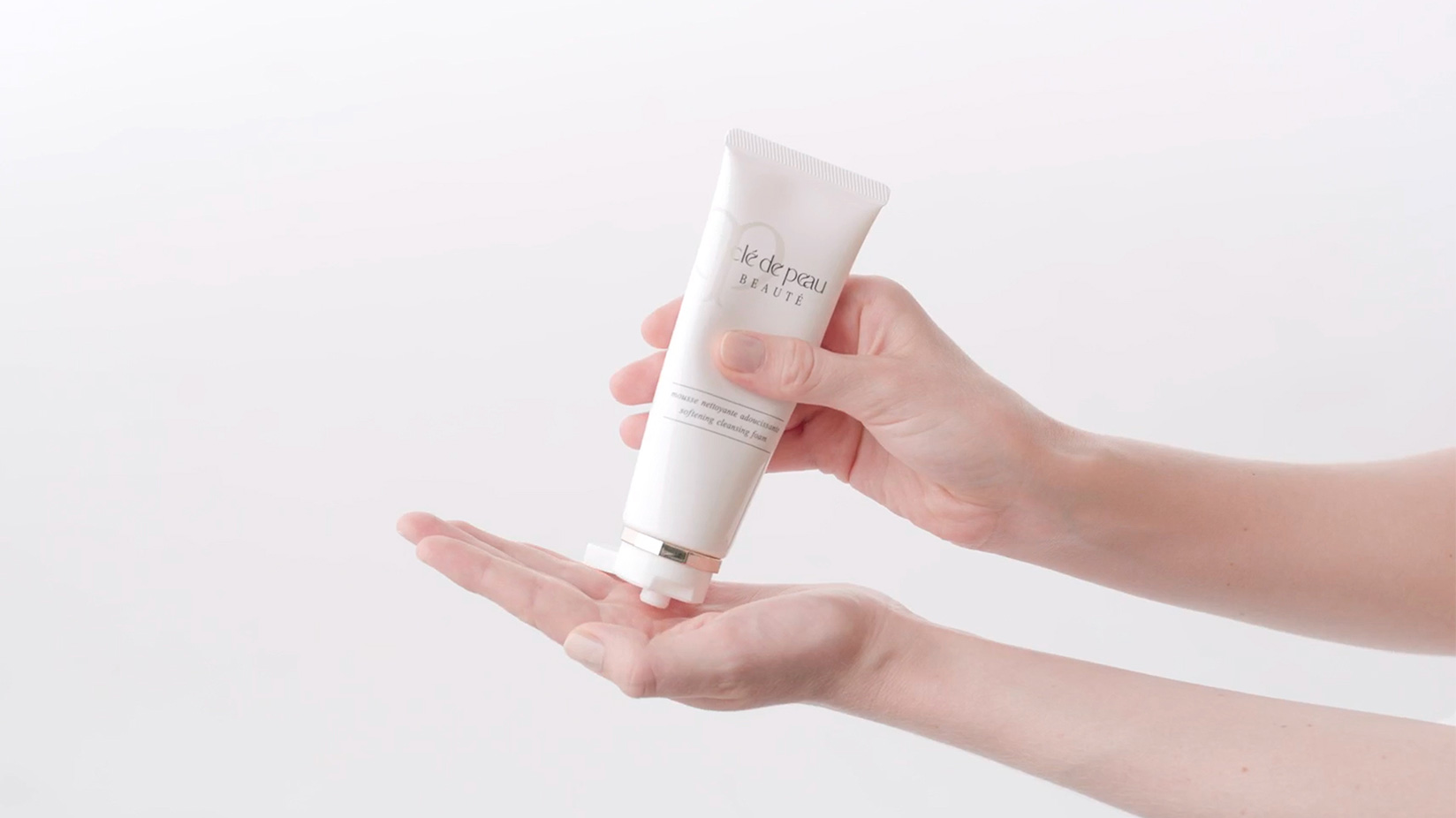 Sữa rửa mặt Clé De Peau Beauté Clarifying Cleansing Foam