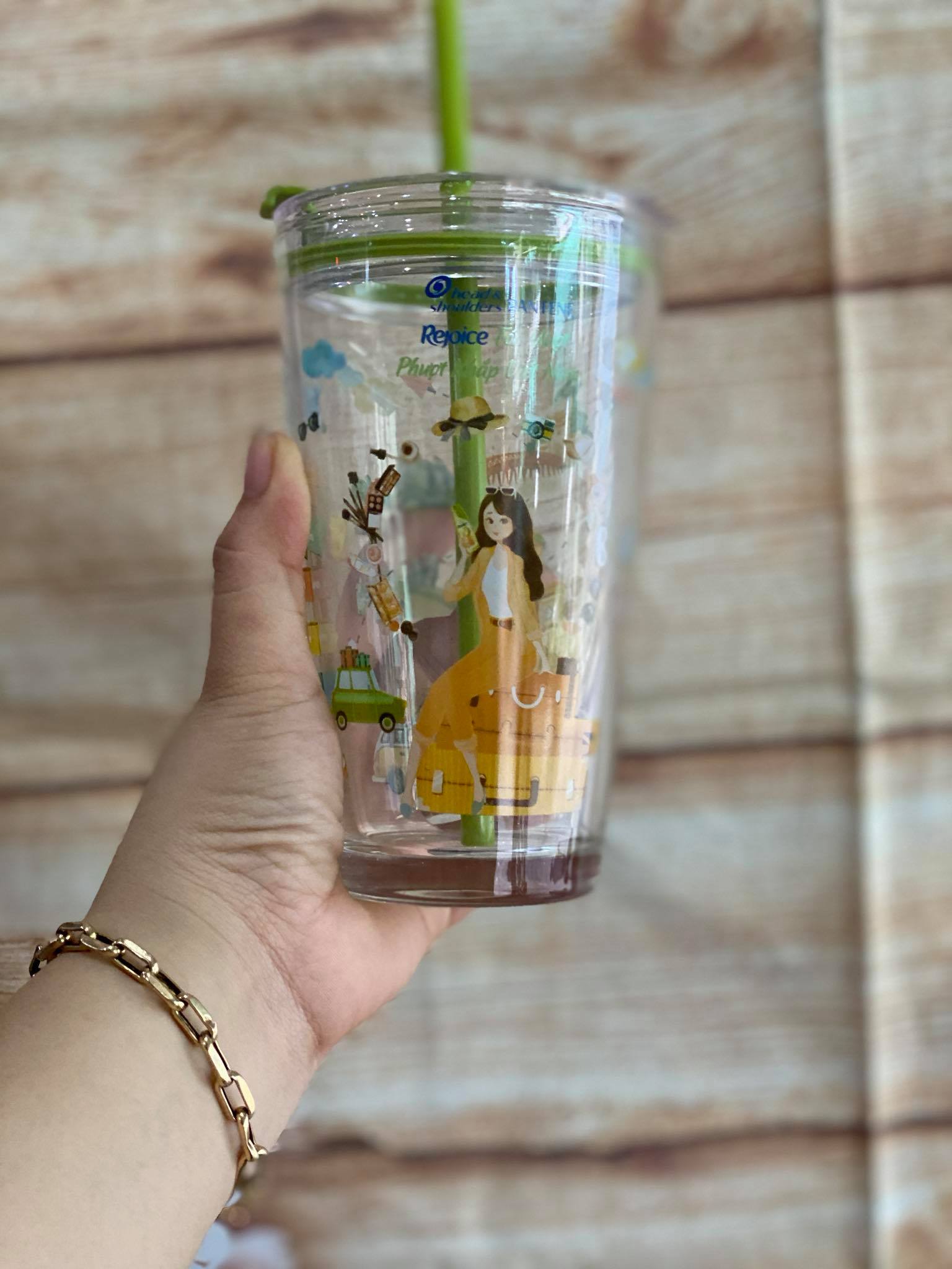 Ly thuỷ tinh kèm ống hút