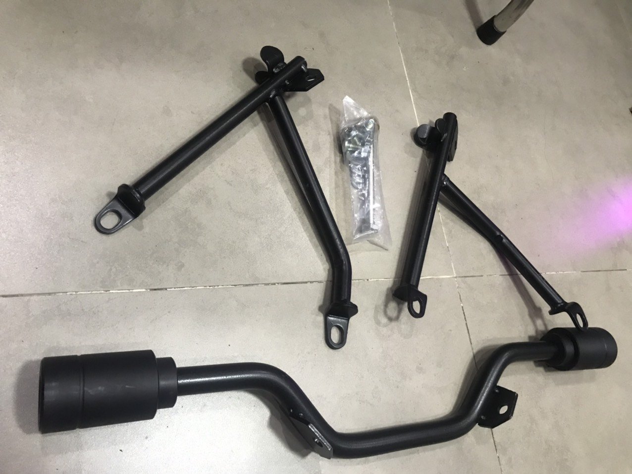 Bộ chống đổ sườn xe Winner X- kiểu V.