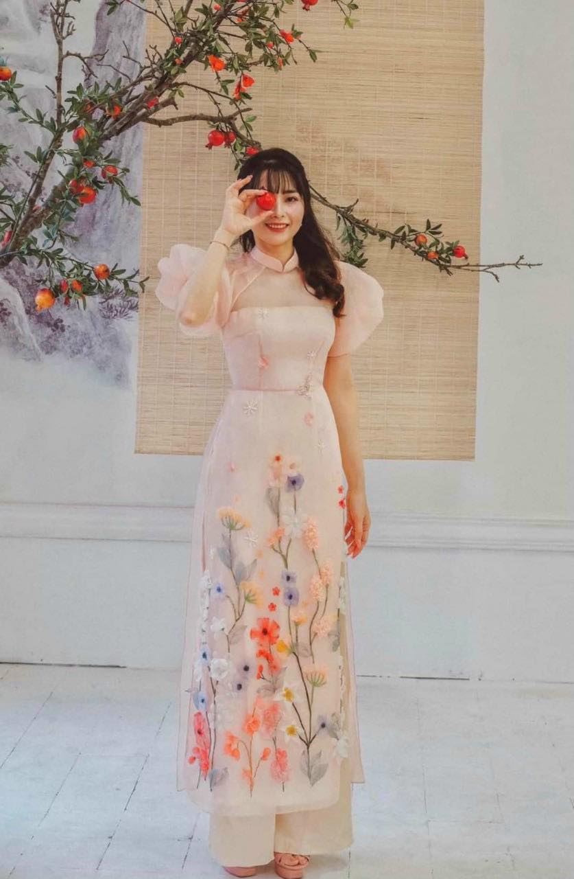 Áo dài thêu hoa cách tân tay bồng