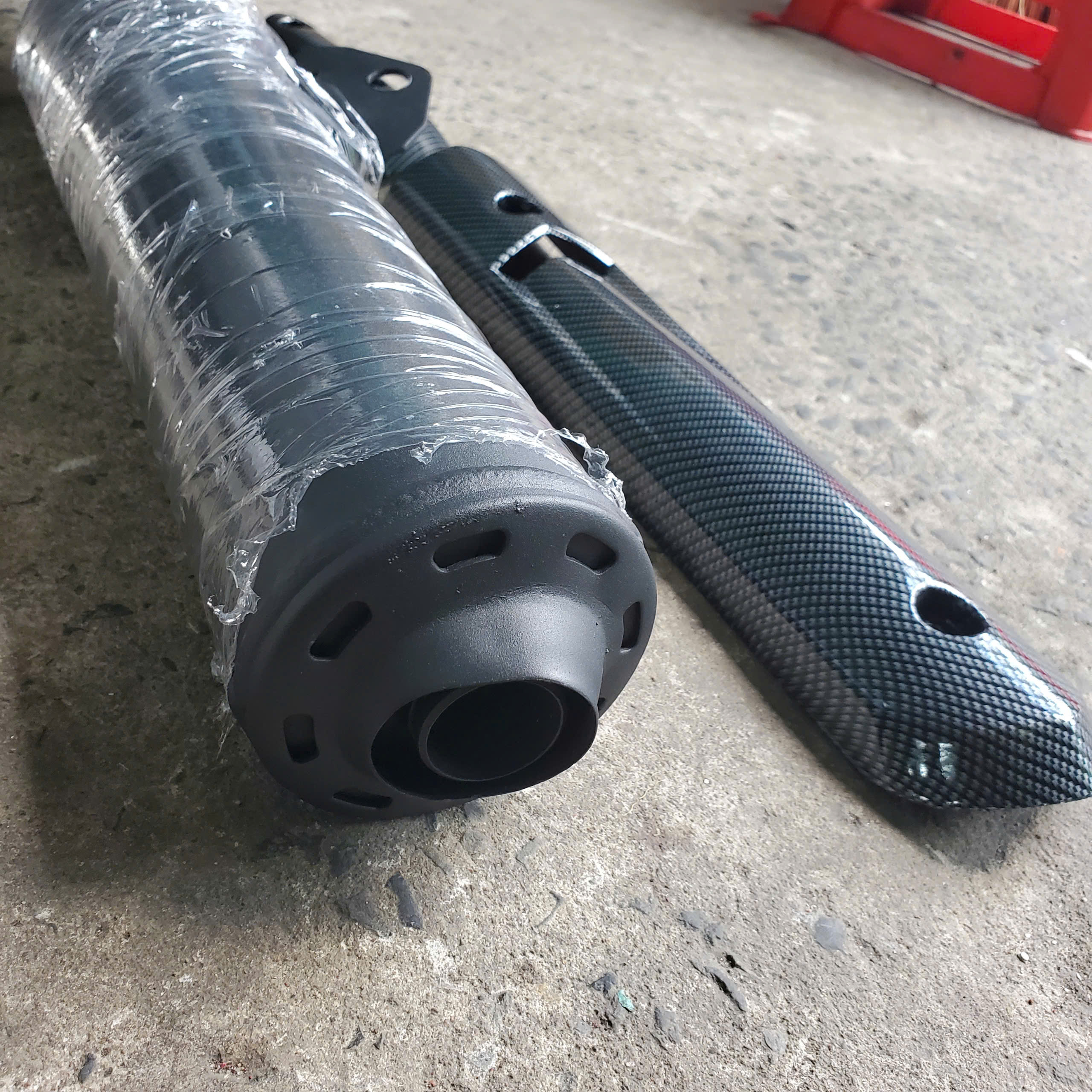 Pô spark móc hơi gắn cho xe Sirius xăng cơ tặng kèm ốp pô cacbon