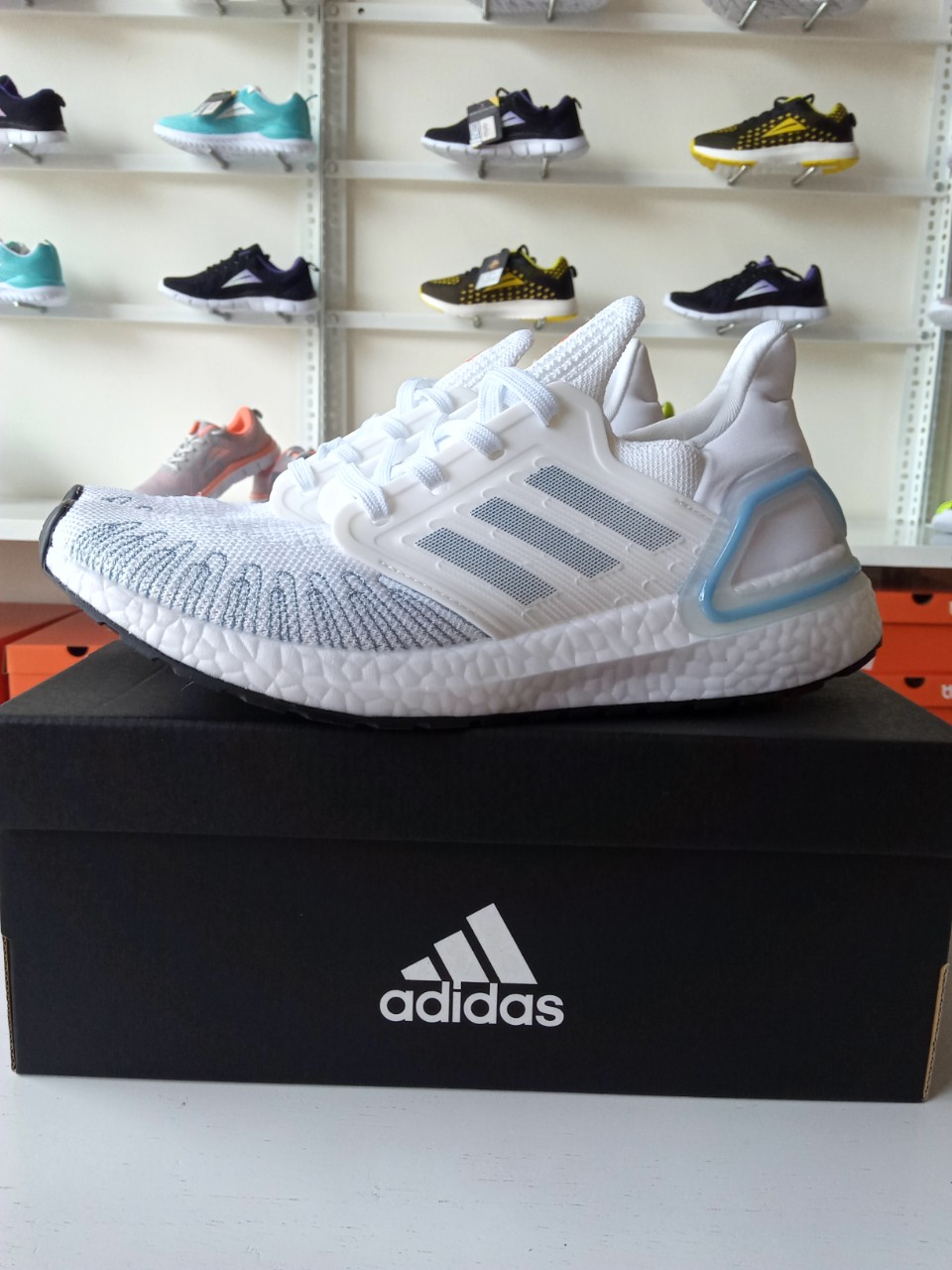 Giày Sneaker Ultraboost 6.0 trắng