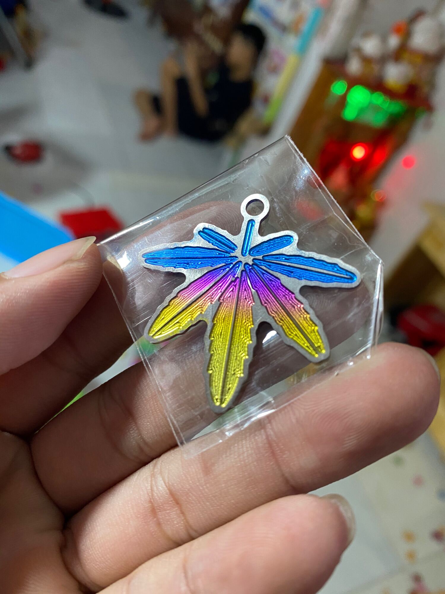Logo móc khoá chiếc lá titan điện phân