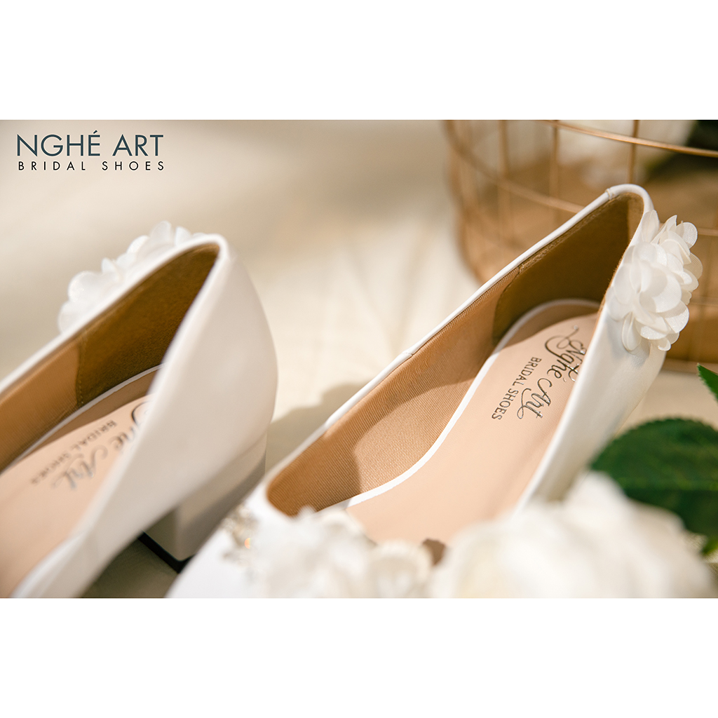 Giày cưới Nghé Art đính hoa trắng 275